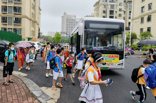 新余公交:開學季 校園直通車進小區(qū)