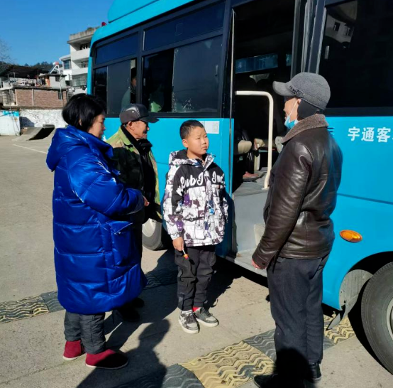 撫州長(zhǎng)運(yùn)：乘車現(xiàn)場(chǎng) 孩子深深鞠躬致謝