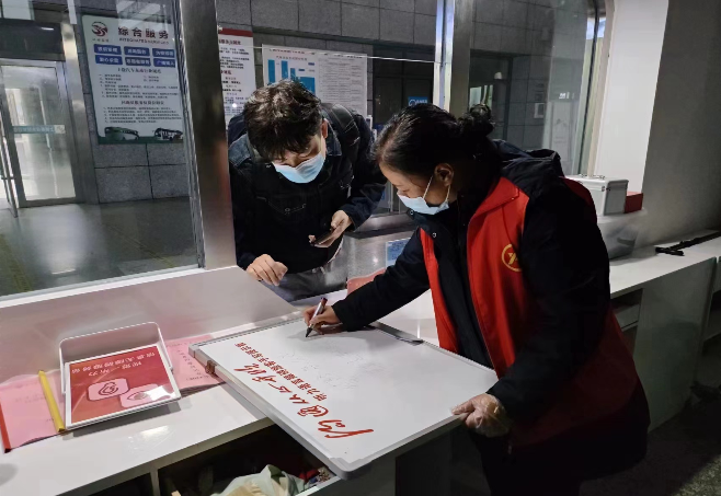 上饒汽運:聾啞旅客乘車問路 車站手寫板傳溫情
