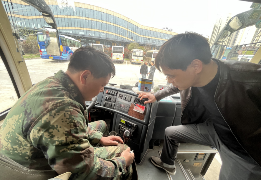 鄱陽(yáng)長(zhǎng)運(yùn):信息指揮中心檢查客運(yùn)車(chē)輛動(dòng)態(tài)監(jiān)控運(yùn)行情況