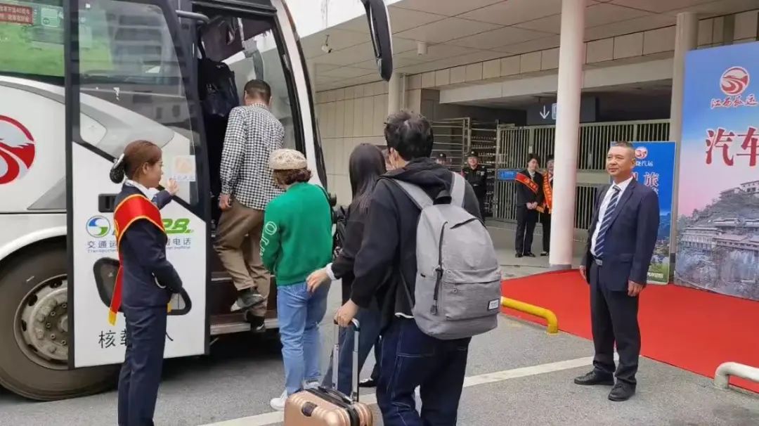 上饒汽運:望仙谷旅游直通車 備受旅客青睞