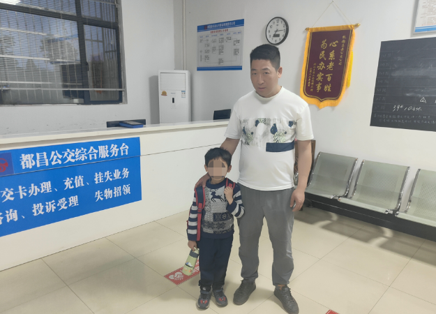 九江長運(yùn):小學(xué)生坐錯(cuò)站 工作人員助他回家