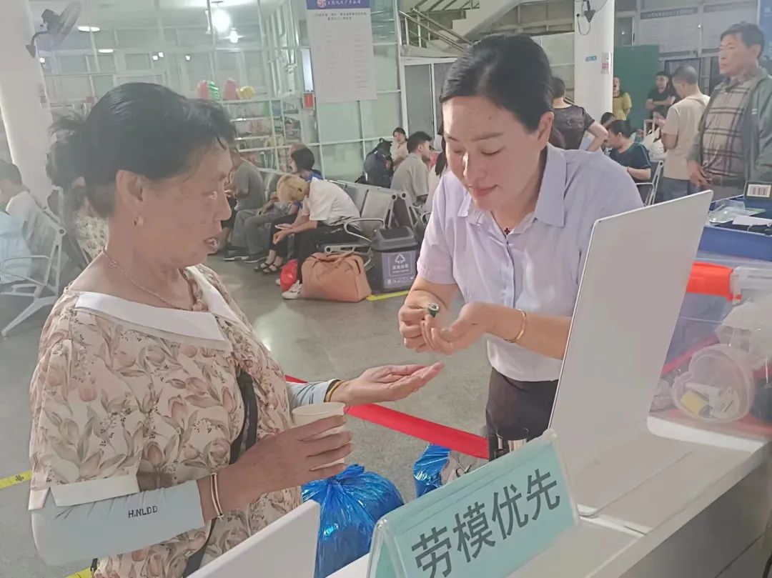 上饒汽運:貼心服務(wù)中暑旅客