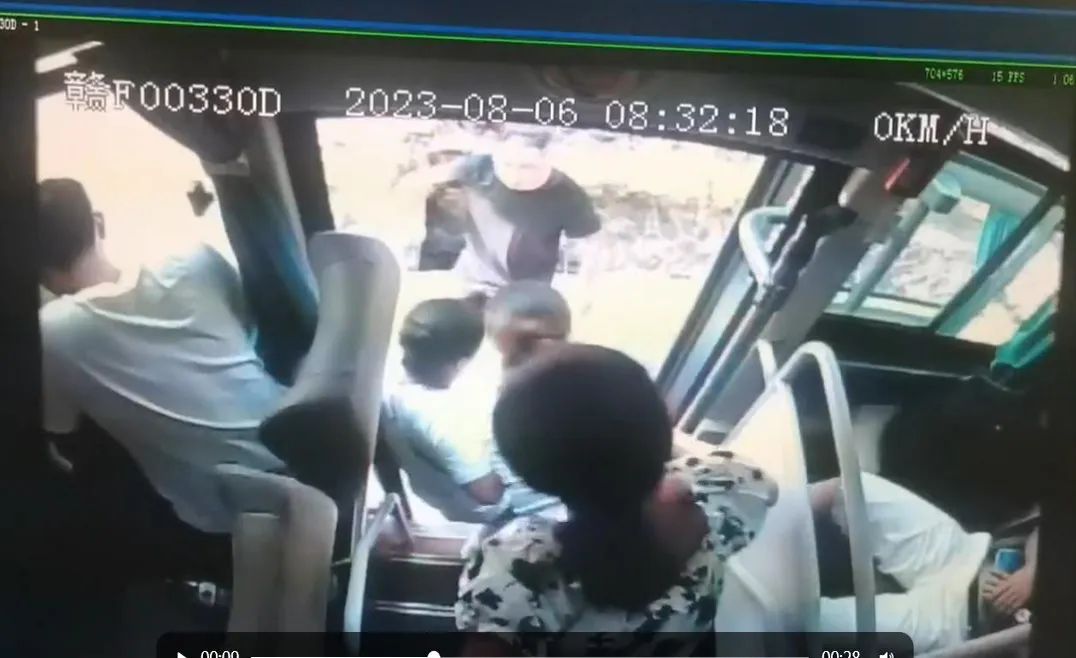撫州長運:乘客突發(fā)疾病 公交司機及時救助