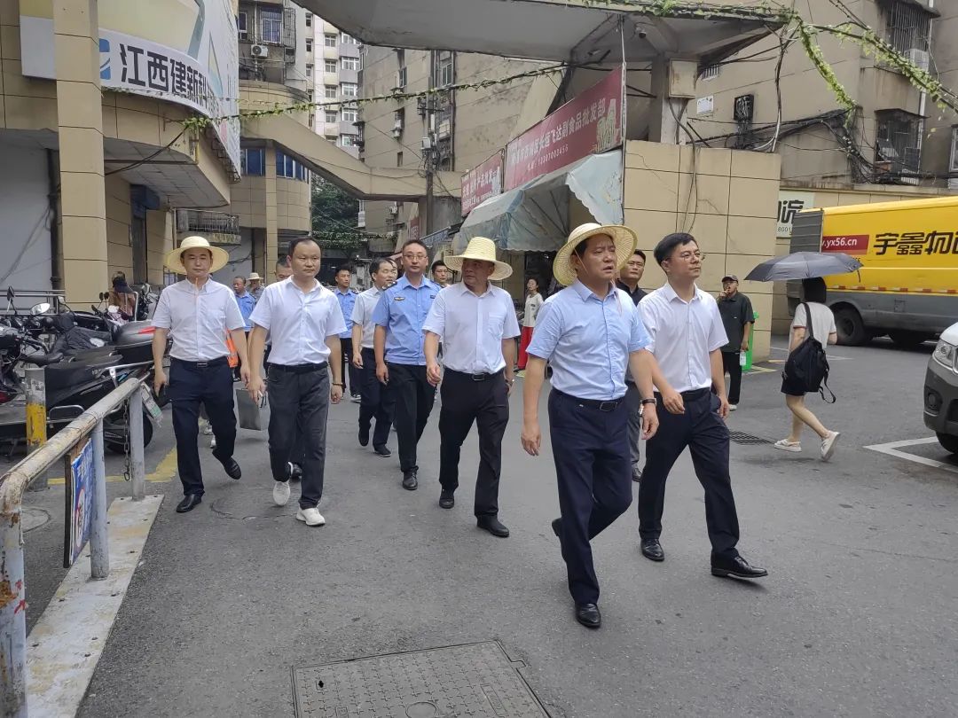 長運物業(yè) 西湖區(qū)區(qū)委領導督導商城分公司創(chuàng)文鞏衛(wèi)工作