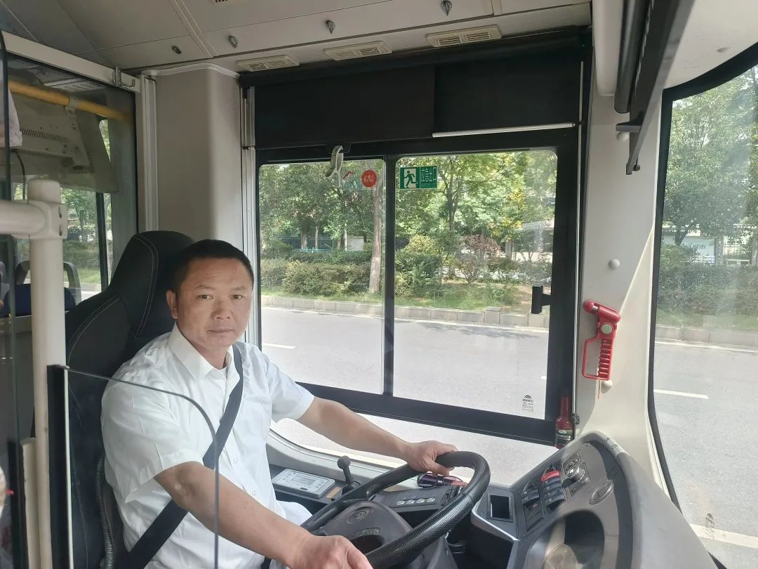 新余公交:小學(xué)生乘車睡過站 暖心司機(jī)送回家