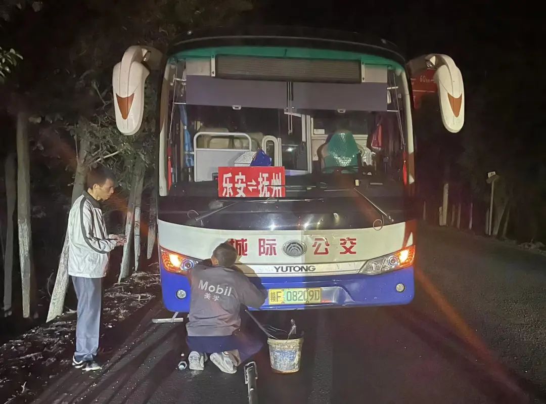 撫州長運:公交車夜間拋錨 搶修小組緊急搶修