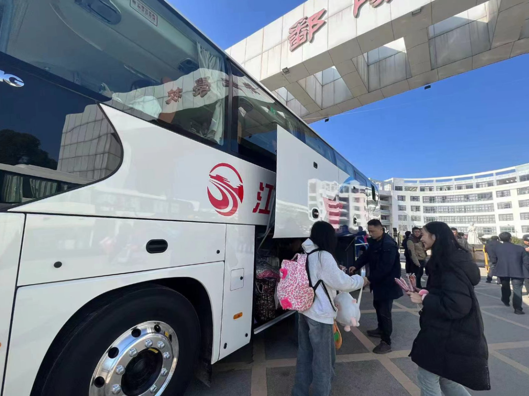 鄱陽長運:開通學(xué)子返鄉(xiāng)直通車 精準(zhǔn)護(hù)航學(xué)子回家路