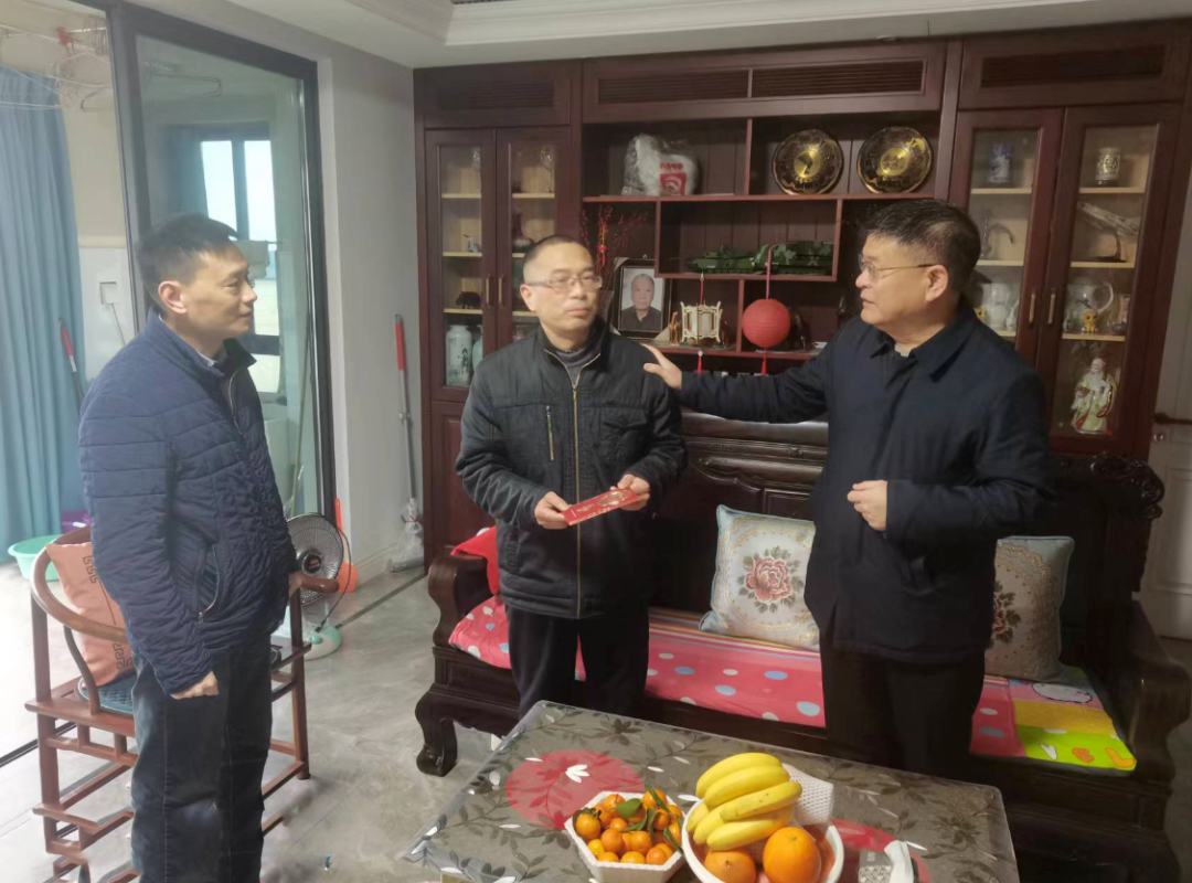 張小平、黃俊一行探望慰問(wèn)患病職工